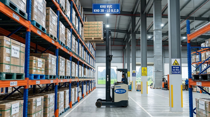 Xe nâng dùng với kệ Selective Ninh Bình Xe nâng vận hành với kệ Selective trong kho hàng Ninh Bình